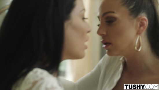 Перед самой свадьбой лесбиянка совратила невесту на однополый секс