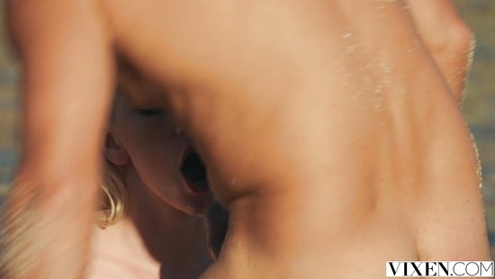 Эротические приключения грудастой американки на курорте в Греции