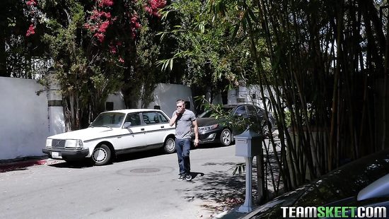 Любовник заставил девчонку потрахаться во все дырки игрушками и засадил в очко