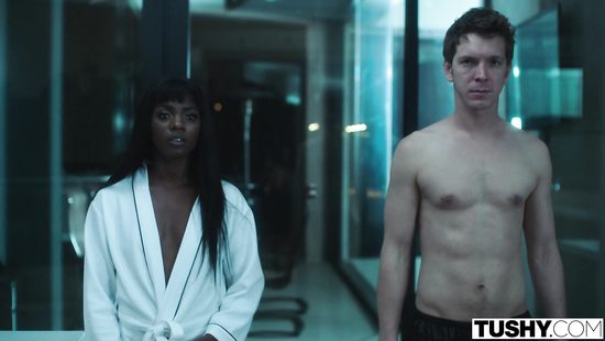 В кузове пикапа негры в два ствола поимели шикарную белую девку