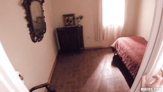 В публичном доме проститутка ублажает всеми способами богатого клиента