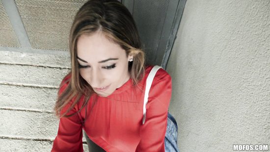 Пососала член пикаперу от первого лица и дала себя трахнуть за деньги