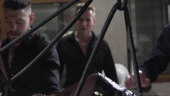 Гламурная шлюха выбрала себе сильного самца и велела трахнуть во все щели