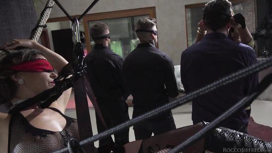 Гламурная шлюха выбрала себе сильного самца и велела трахнуть во все щели