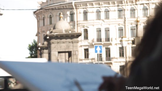 Прохожий напросился в  гости и раскрутил на секс студентку художницу