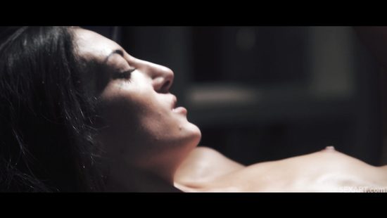 Секс в ночном офисе худенькой секретарши с молодым начальником