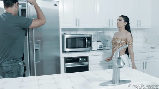 Подарил молодой няне вибратор и трахнул красивую латинку в спальне