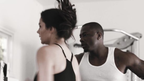 Красивой богатой сучке личный тренер в спортзале прочистил очко