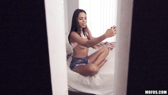 Поймала в шкафу возбуждённого соседа и утолила его сексуальный голод