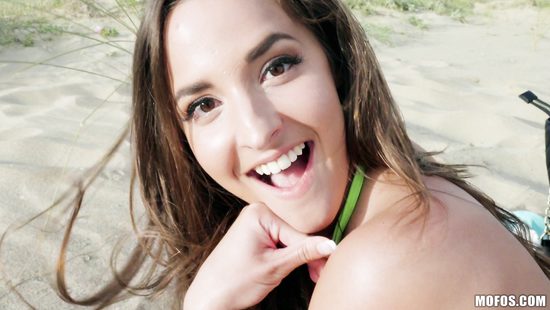 На пляже незнакомец развёл на секс за деньги красивую девчонку