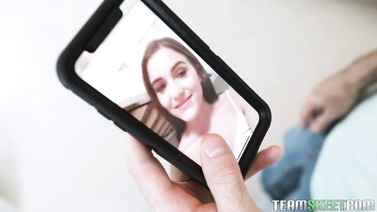 Напористый парень отымел молоденькую шлюшку и кончил в мелкую киску