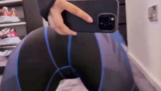 Немного попки)