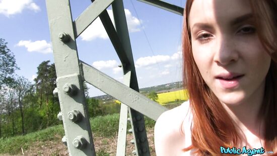 Рыжую студентку трахнули на холме