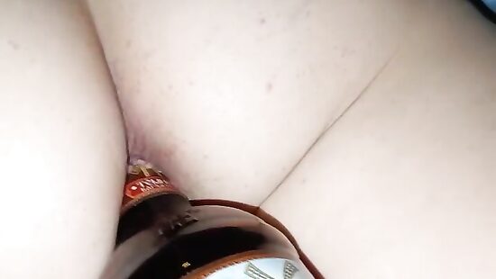 Засунул бутылку в жопу спящей подруге