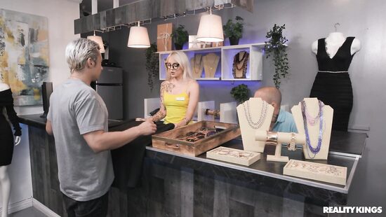 Попке нужна работа