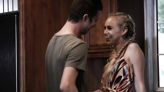 Блондинка Lyra Law принимает большой член брата