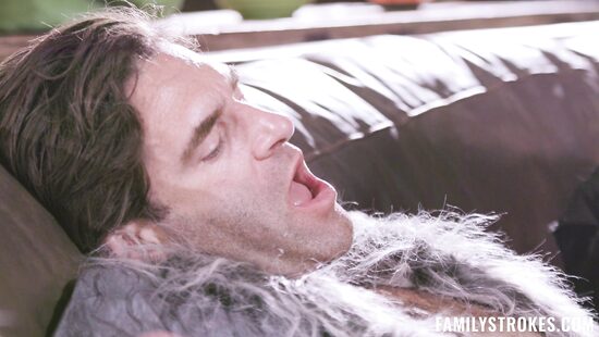 Большой и страшный серый волк в падчерицах знает толк!