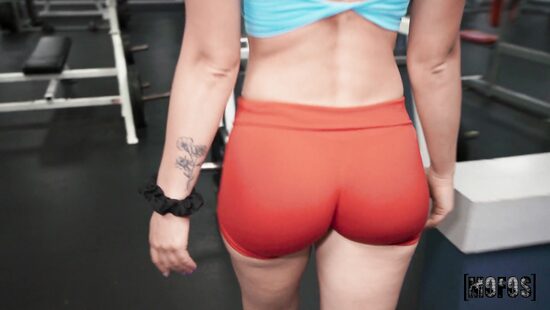 Тренировка с голой попкой
