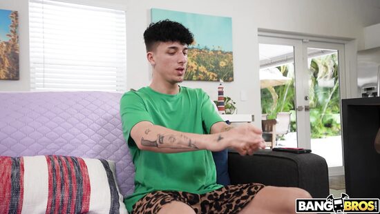 Массажист из пасынка никудышный, а вот любовник...