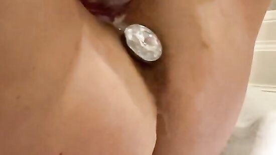 Олечка долбит себя пока не кончит)