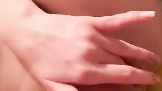 Ласкает себя