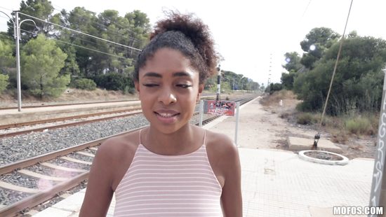 В Испании негритянка дала за деньги французскому пикаперу на улице