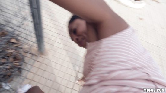 В Испании негритянка дала за деньги французскому пикаперу на улице