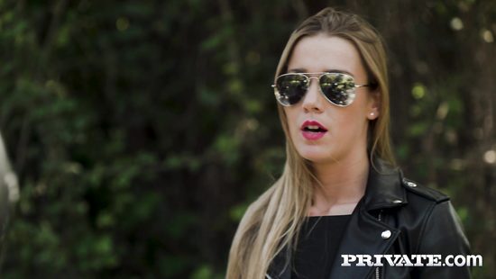 В тату салоне художник устроил зачётную анальную групповушку