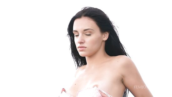 На природе загорелая брюнетка откровенно демонстрирует киску и сиськи