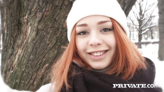 Русская рыжеволосая куколка проходит приватный порно кастинг