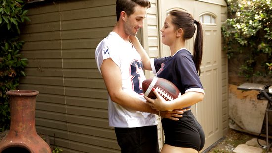 Начинающая футболистка после тренировки соблазнила симпатичного друга