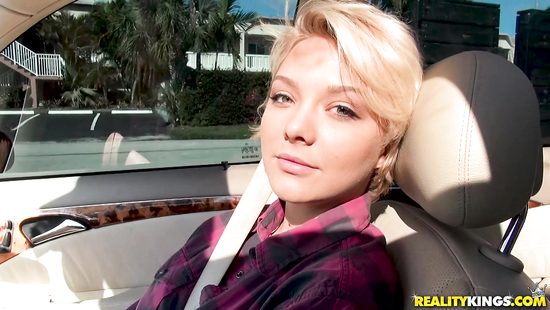 Безработная блондинка за баксы показала сиси и дала пикаперу