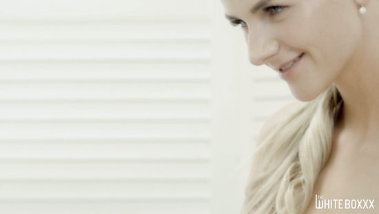 Русская и чешская массажистки доставляют удовольствие первому клиенту