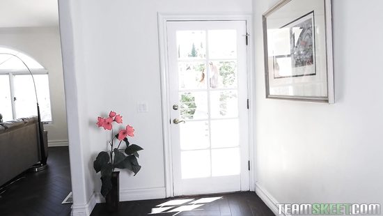 Повариха лесбиянка научила миниатюрную рыжуху однополому сексу