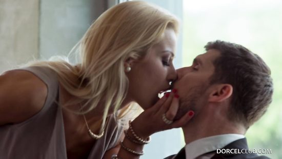 Заменила на день секретаршу и тут же дала начальнику в сочную попку