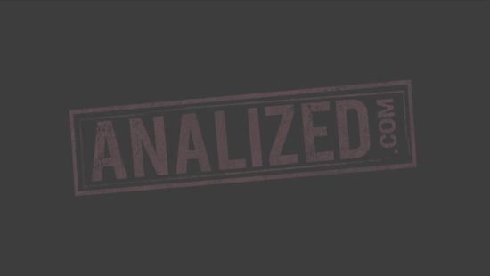 Незнакомец поймал красивую брюнетку и отодрал её в сраку в микроавтобусе