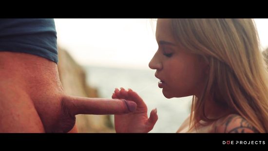 Встретил на пляже мастурбирующую голую русалку и дал ей на клык