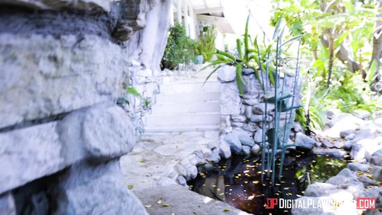 Грабитель застал в душе голую блондинку и забыл зачем залез он в дом