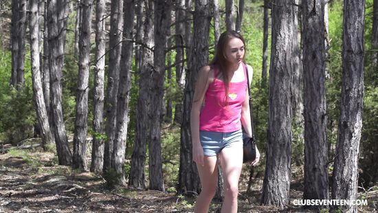 В густом лесу молодая девчонка суёт в лысую ватрушку любимый вибратор