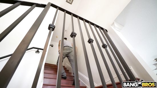 Пока подруга спит, чувак засадил рядом её жопастой приятельнице