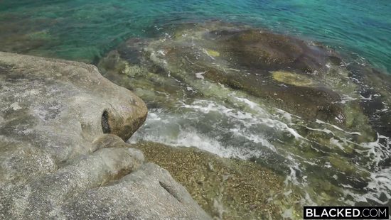 Блестящий негритос большим членом чпокнул на пляже чужую белую подружку