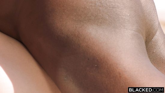 Греческие каникулы для гибкой блондинки закончились чёрным членом в попке