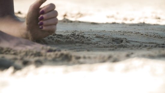 Украинская красотка на берегу реки показывает вам свои прелести