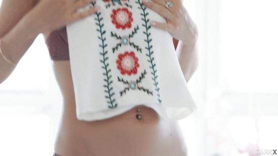 Молодая профура раздвинула ноги перед темнокожим другом своего отца