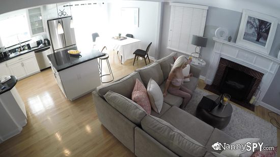 На вебкамеру блондинка подрочила киску и пошла шпилится к приятелю