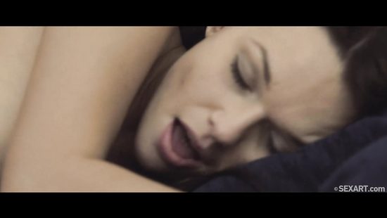 Соседка по комнате успокоила подругу брюнетку сладким кунилингусом