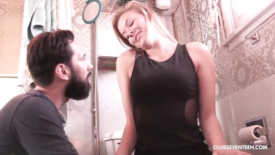 В ванной комнате отчим членом лечит приболевшую грудастую падчерицу