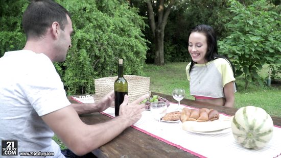 Пикник на природе с новой знакомой закончился глубоким минетом
