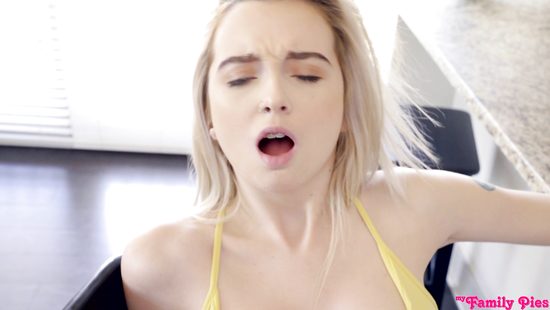 Только мамка отвернулась, пацан на кухне натянул на кукан подружку