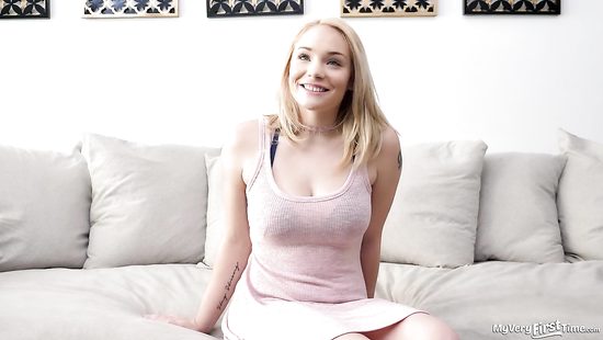 Потрясающая грудастая блондинка бесстыдно раздвинула ноги на кастинге